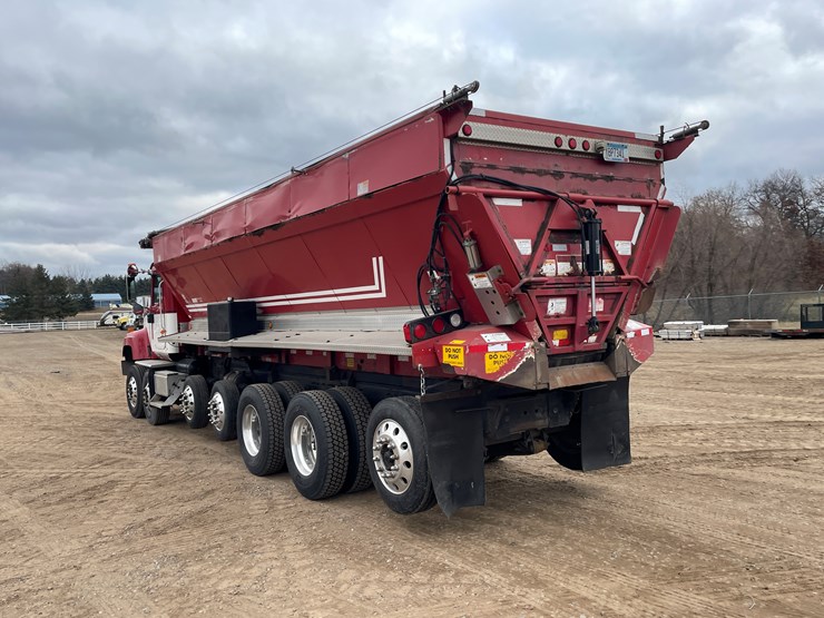 #1130-•-2005-international-5500i-6x4-dump-truck-(has-mn-title)-image-3