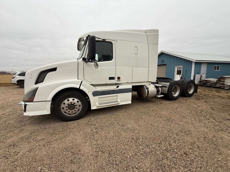 2005-volvo-sleeper-semi,-cummins-isx-engine,-13-speed-eaton-transmission,-wet-kit,-aluminum-front-an-image-23