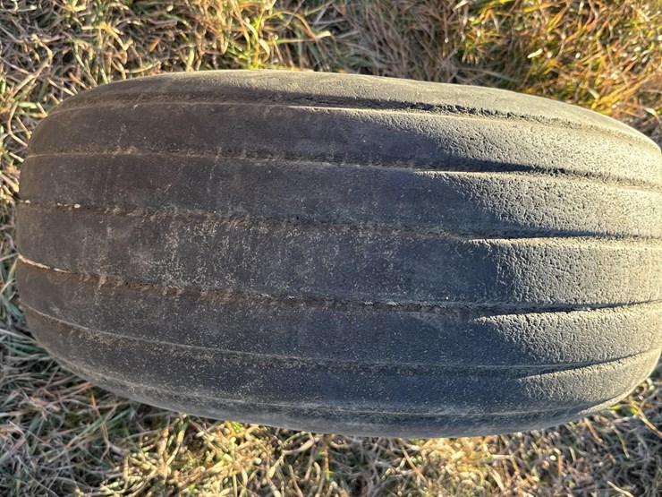 11l-15-mounted-&-unmounted-tires-image-15