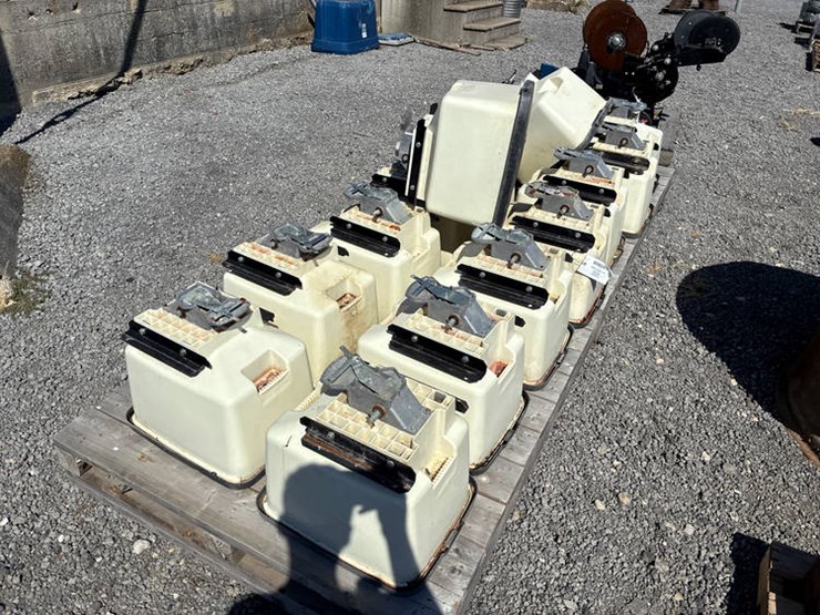 #113941-•-16-kinze-insecticide-boxes-image-1