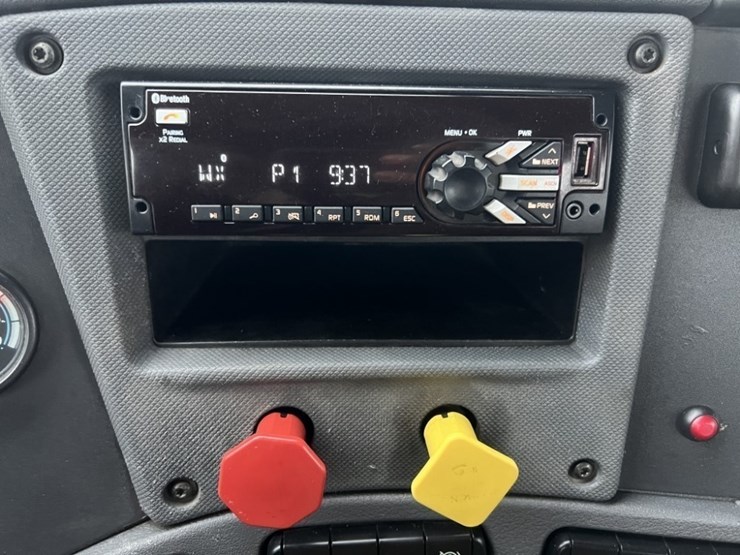 2017-freightliner-cascadia-tri-axle-truck-tractor-image-34