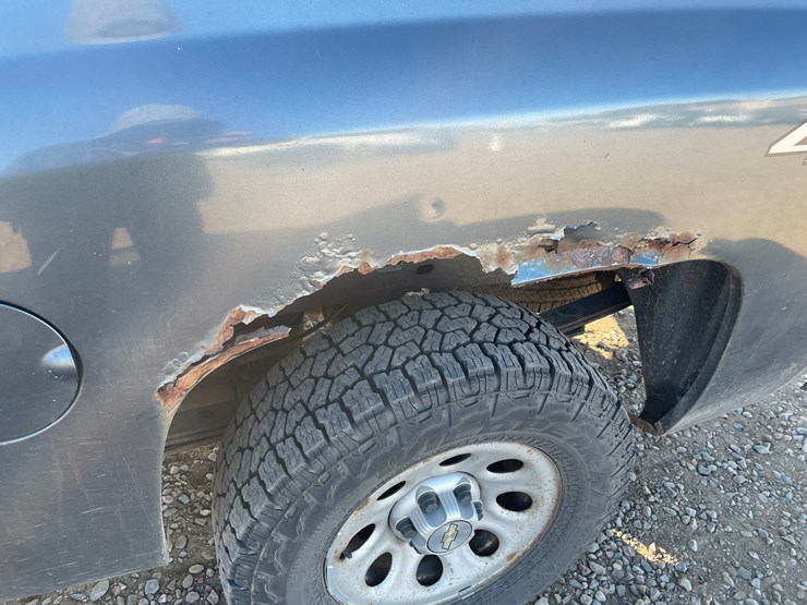 #1127-•-2013-chevrolet-silverado-pickup-truck-(has-mn-title)-image-11