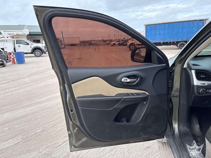 2015-jeep-cherokee-image-11