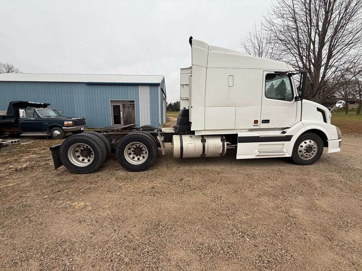 2005-volvo-sleeper-semi,-cummins-isx-engine,-13-speed-eaton-transmission,-wet-kit,-aluminum-front-an-image-11