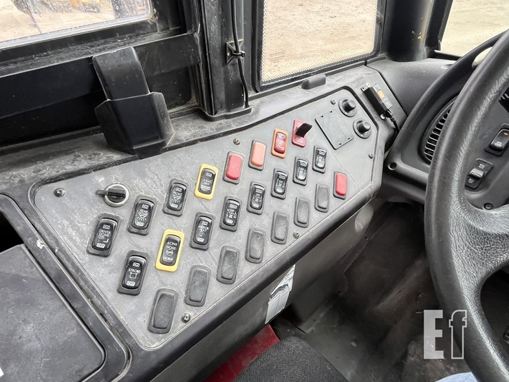 2015-thomas-saf-t-liner-c2-image-24