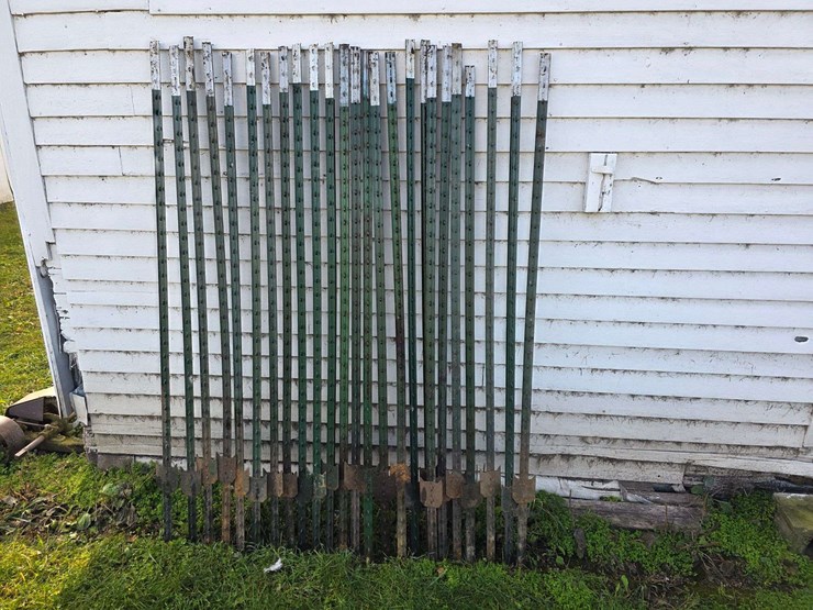(25)-steel-t-posts,-only-used-once-for-snow-fence,-buying-all-for-one-money-image-2