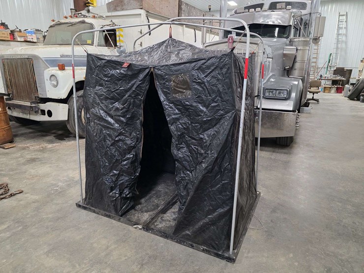 like-a-mankato-portable-fish-house,-4’-x-6’,-1-fishing-and-1-spear-hole-with-furnace-vent-image-8