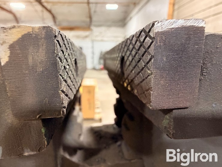 8'-welding-table-w/-vice-image-8