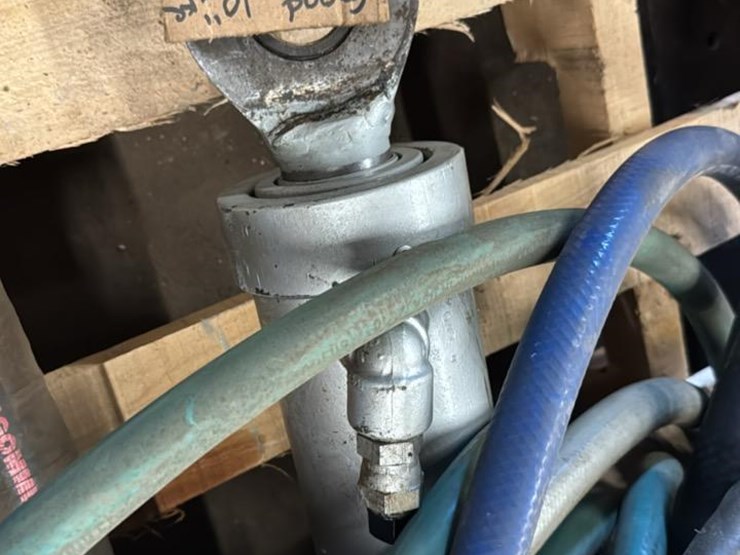 #195-•-skid-of-hoses*-image-3