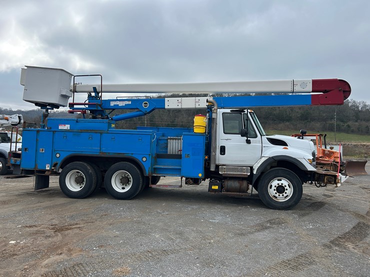 2010-international-7400-image-2