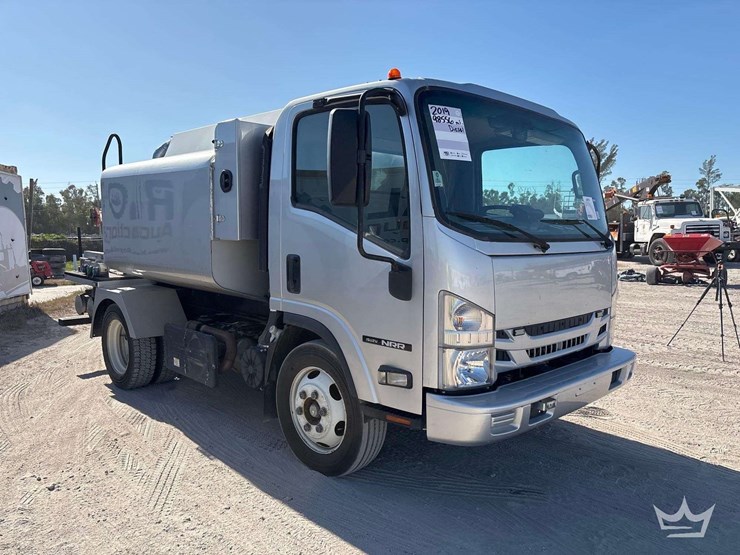 2019-isuzu-nrr-image-2