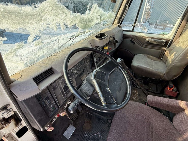 1996-international-8100-image-30