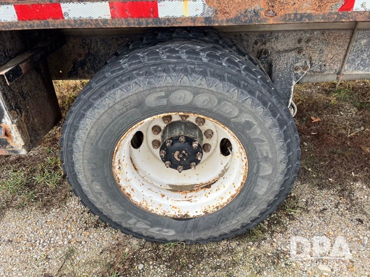 1999-freightliner-fl70-image-26