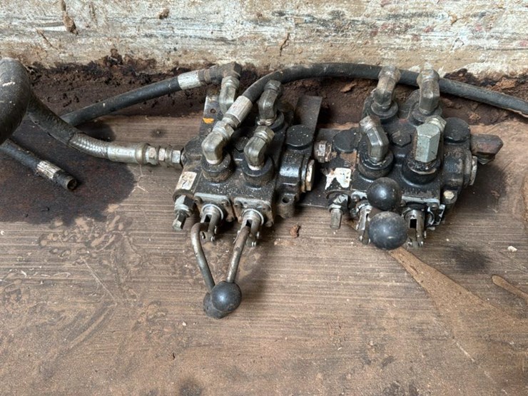 #180-•-hydraulic-valves-and-motor-mounts-image-8