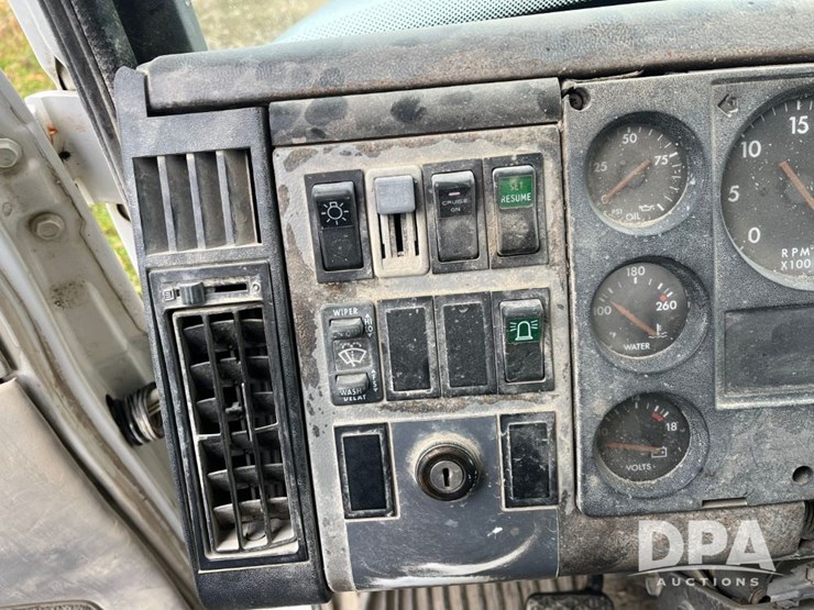 1999-freightliner-fl70-image-46