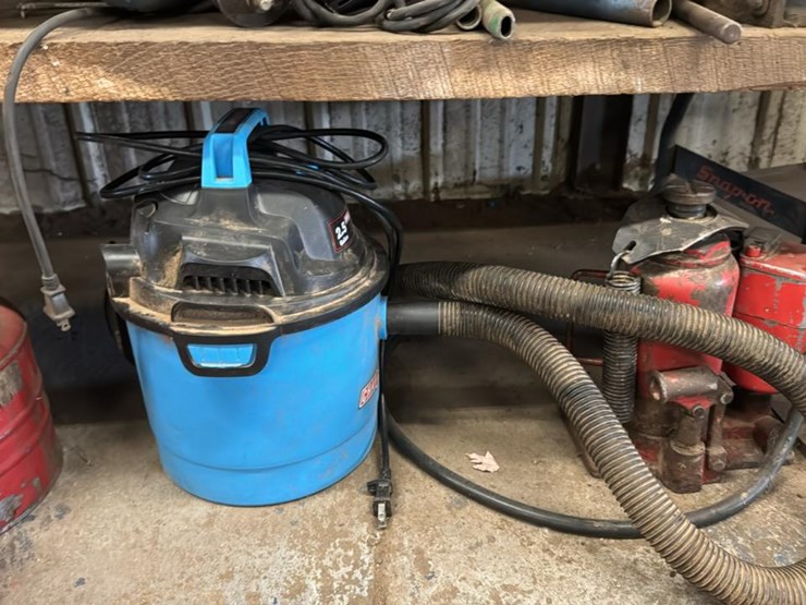 #183-•-contents-of-second-shelf-and-floor-underneath*-image-9