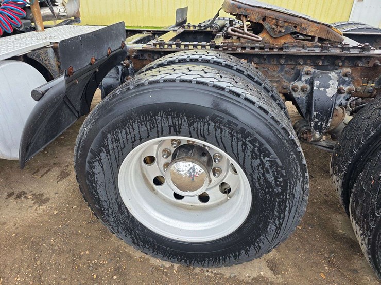 2007-freightliner-cl120-day-cab-semi,-978,000-miles,-detroit-series-60-–-14l-engine,-515hp,-10-speed-image-40