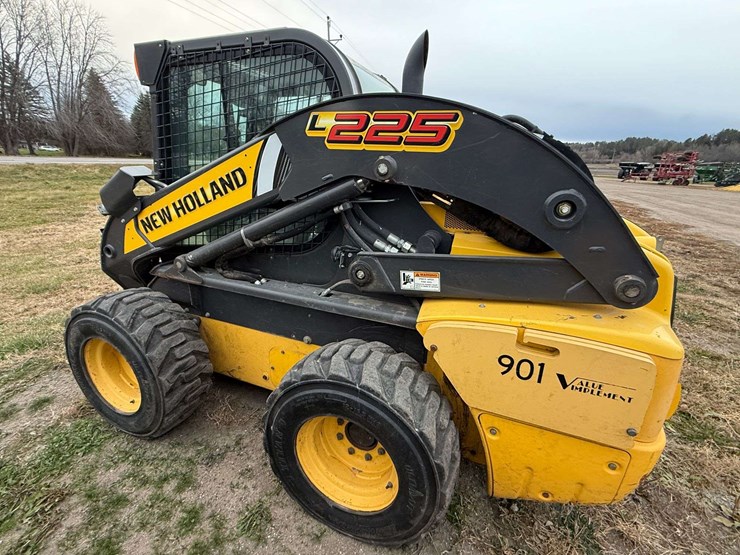 new-holland-l225-image-12