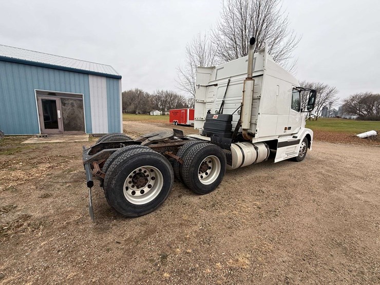 2005-volvo-sleeper-semi,-cummins-isx-engine,-13-speed-eaton-transmission,-wet-kit,-aluminum-front-an-image-14