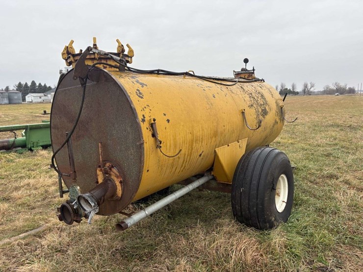 liquid-manure-vacuum-tank,-19l-16.1-tires,-540-,-(1/2-pto-missing),-(2)-hyd-injector-shanks,-approx-image-4