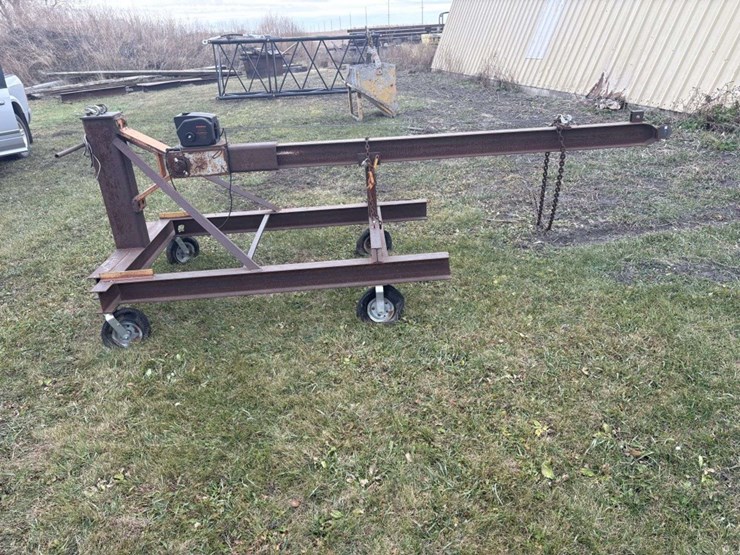 winch-boom,-with-12v-2000#-winch,-chains,-on-castor-wheels,-(tires-need-to-be-replaced)-image-3