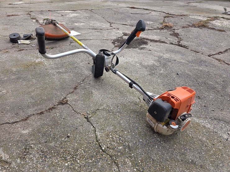 stihl-fs110-weed-eater-with-extra-parts,-used-this-summer,-works-as-it-should-image-1