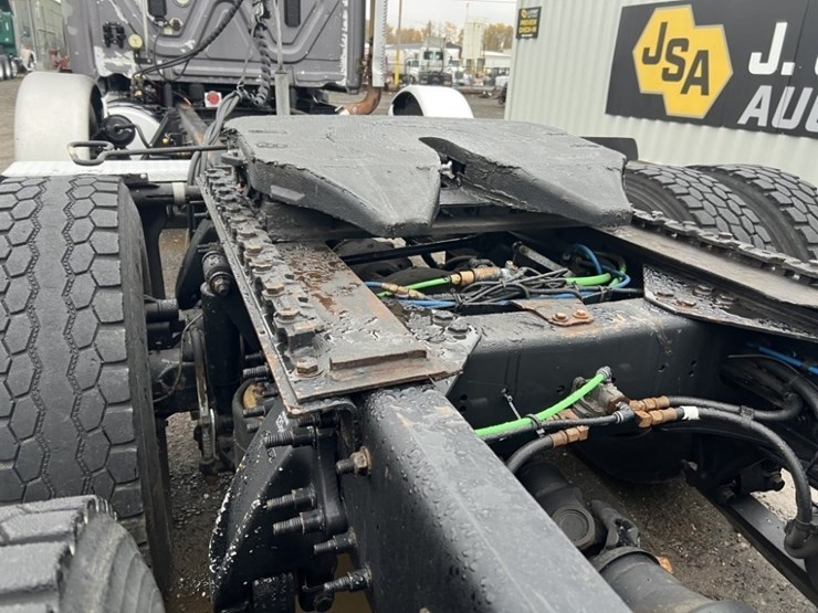 2017-freightliner-cascadia-tri-axle-truck-tractor-image-24