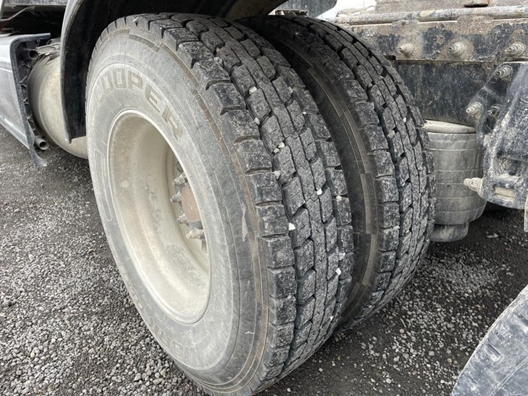 peterbilt-386-image-12