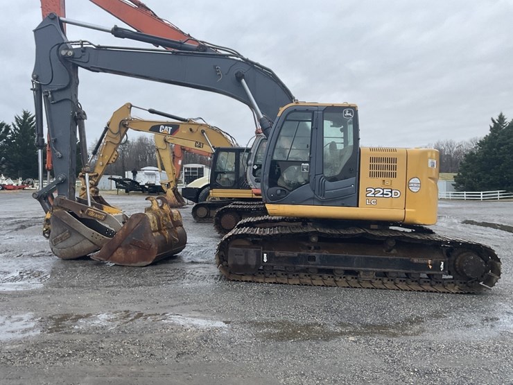 deere-225d-lc-image-1