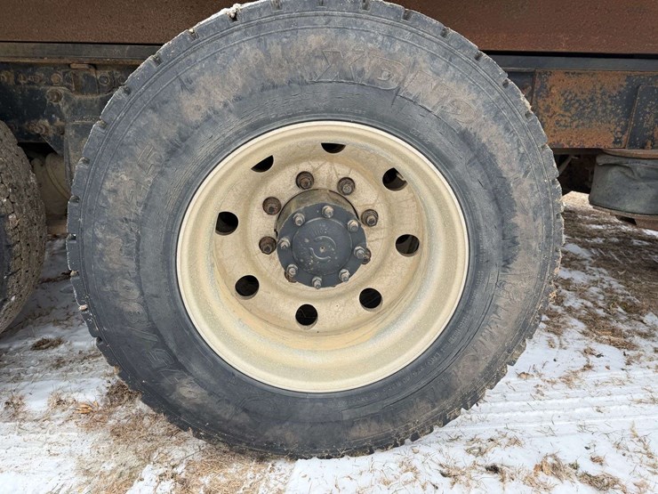 2006-freightliner-columbia-grain-truck,-549,000-miles,-8-year-old-box,-eaton-speed-shift-10-speed-tr-image-33