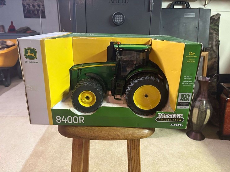 1/16th-die-cast-metal-replica-john-deere-8400r,-ertl-prestige-collection,-100th-anniversary-edition,-image-1