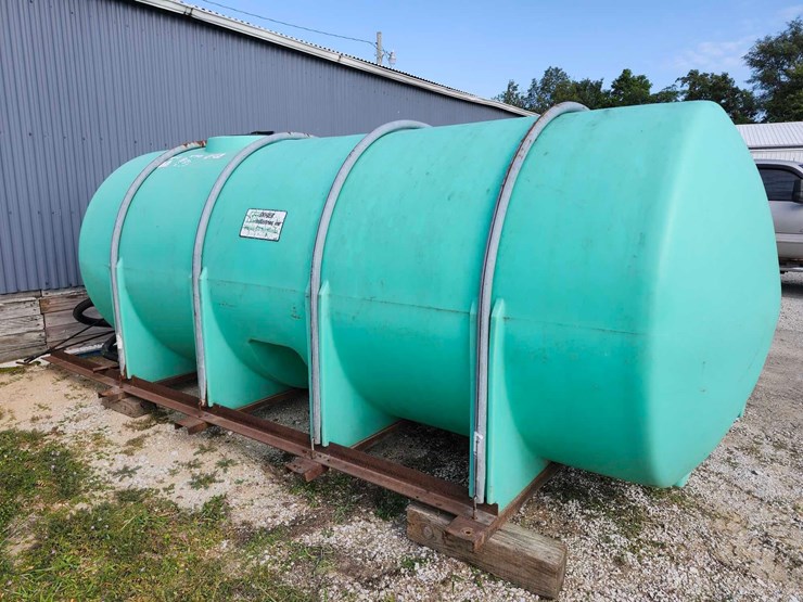 1700-gal-snyder-banded-poly-tank-on-frame-image-2