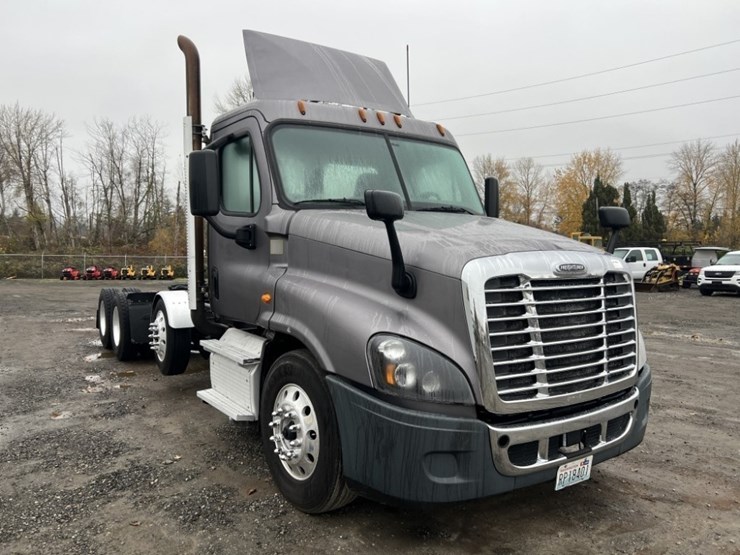 2017-freightliner-cascadia-tri-axle-truck-tractor-image-2