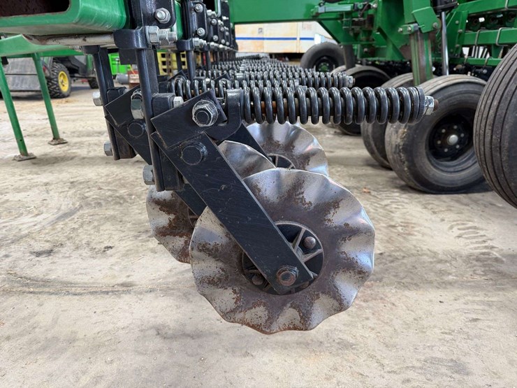 great-plains-20’-grain-drill,-10”-spacing,-3pt-converted-into-a-pull-type,-has-markers,-front-coulte-image-10