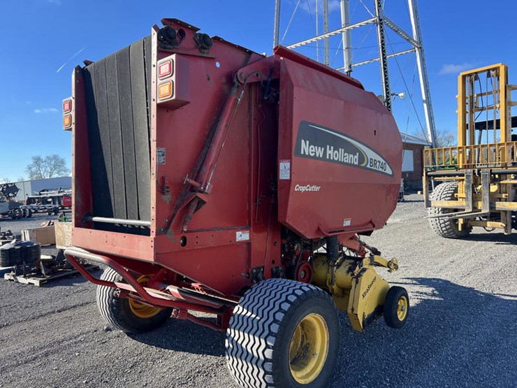 new-holland-br740-image-3