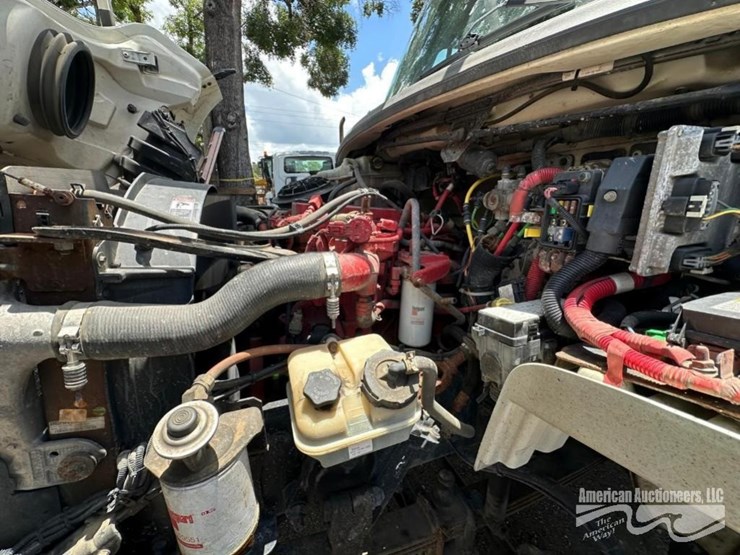 2013-freightliner-m2-106-image-16