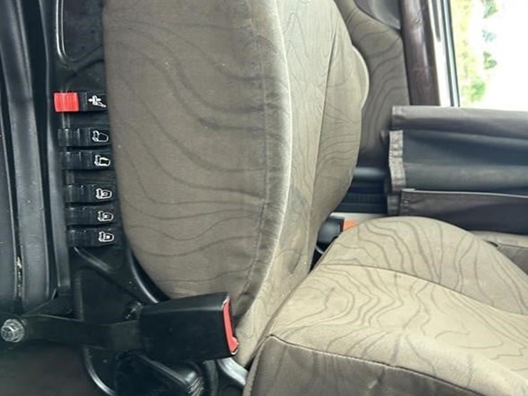 2015-volvo-vnl42t670-image-30