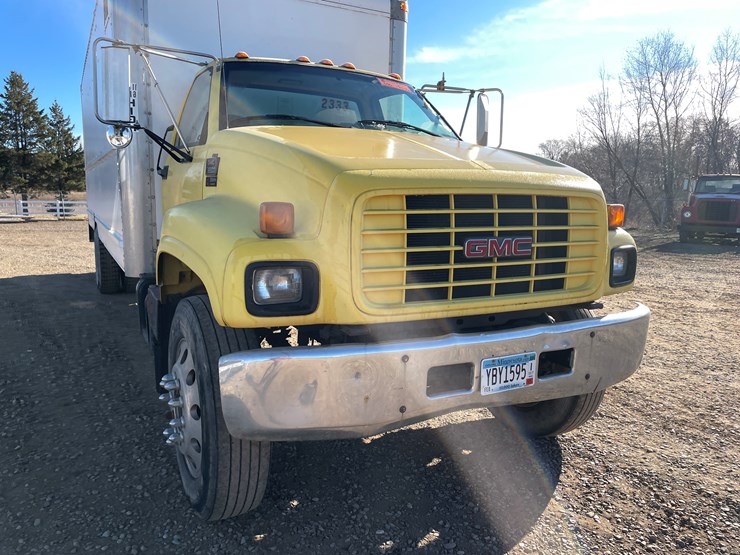 #1135-•-2002-gmc-c6500-van-truck-(has-mn-title)-image-5