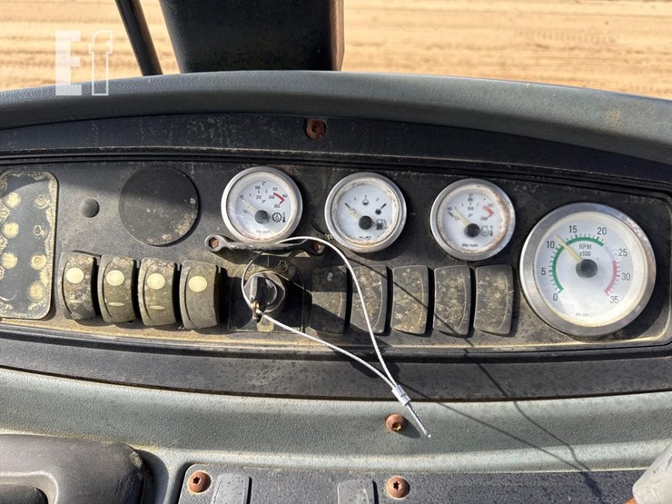 2004-caterpillar-416d-image-29