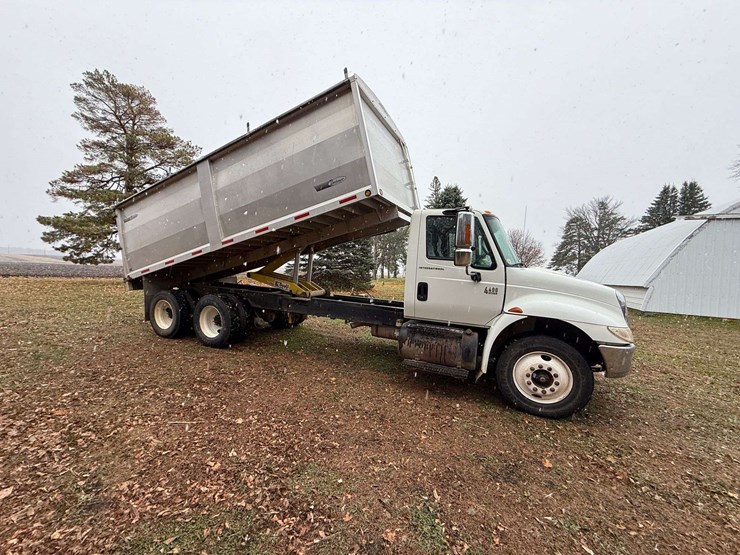 2004-international-durastar-4400-image-7