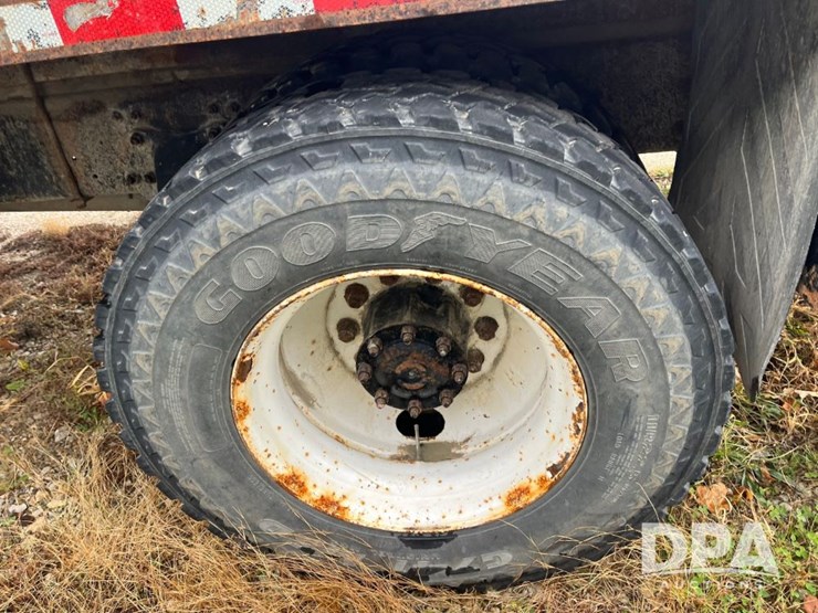 1999-freightliner-fl70-image-35