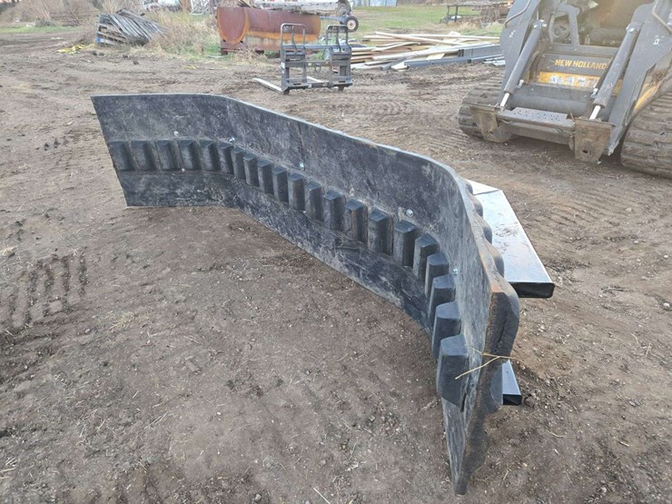 m&j-oldenburg-manufacturing-skidloader-mount-rubber-snow/manure-pusher-image-6