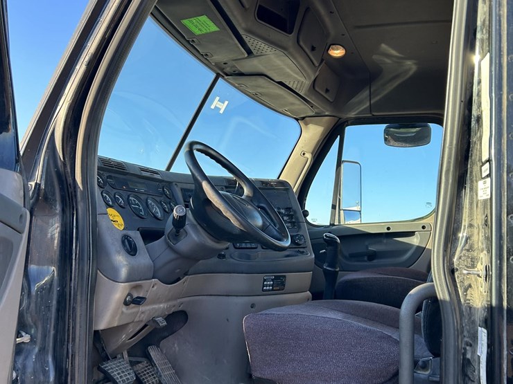 2012-freightliner-cascadia-125-image-11