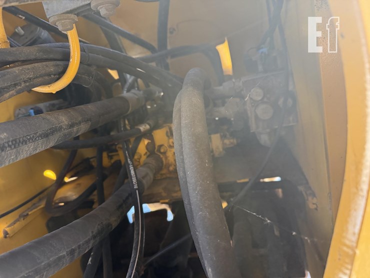 2011-deere-624k-image-10