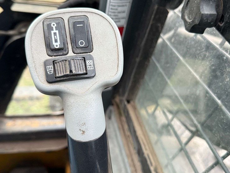 new-holland-l225-image-23