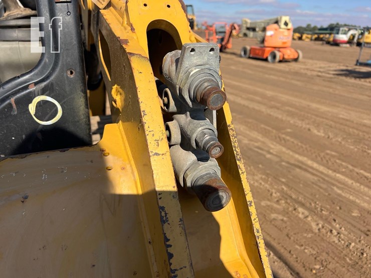 2015-caterpillar-257d-image-11