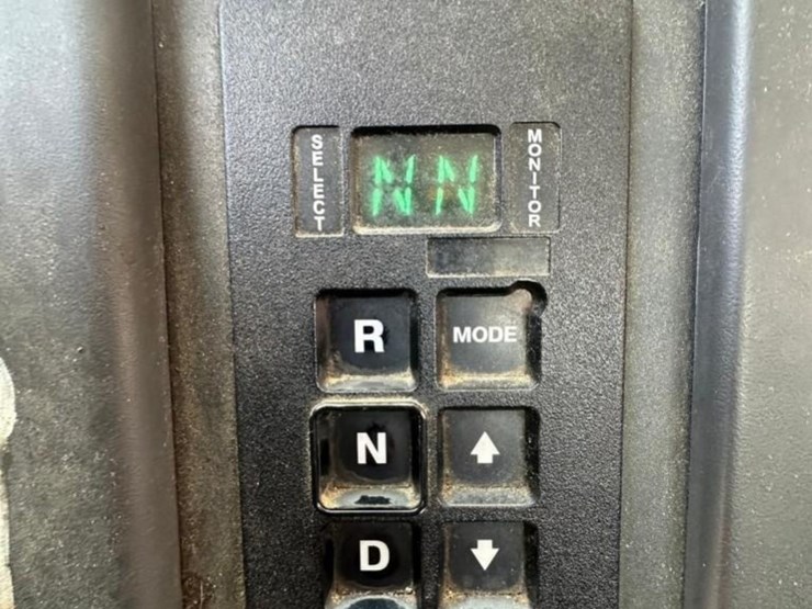 2013-freightliner-m2-106-image-9