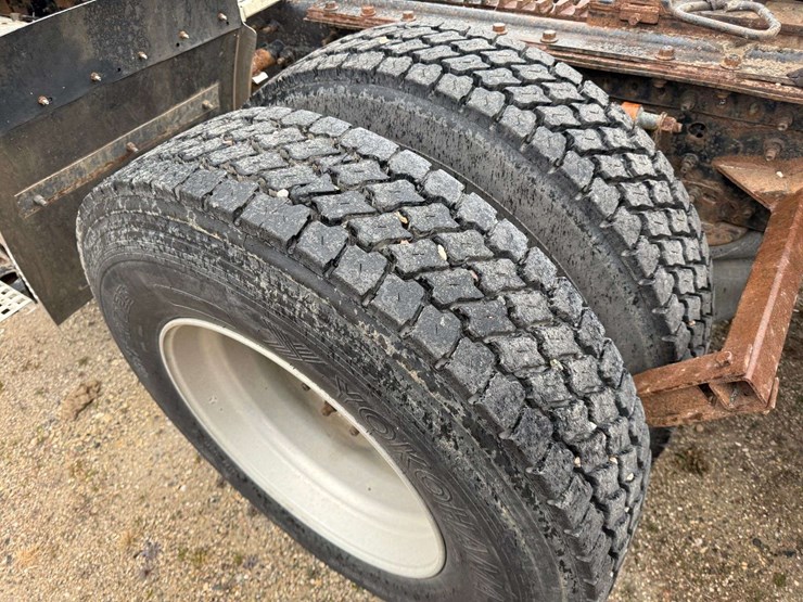 2005-volvo-sleeper-semi,-cummins-isx-engine,-13-speed-eaton-transmission,-wet-kit,-aluminum-front-an-image-27