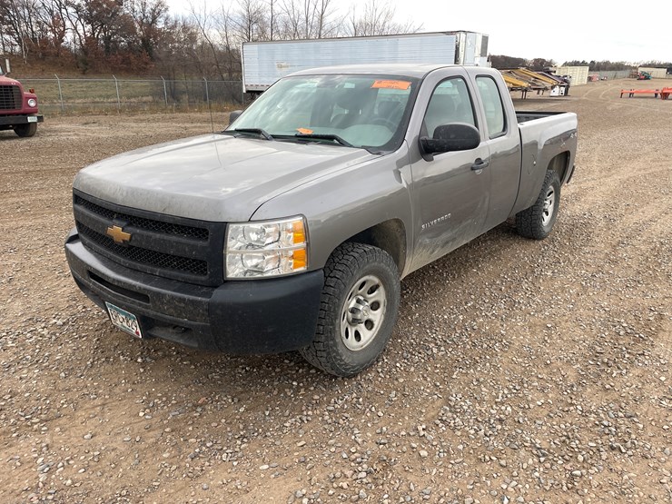 #1125-•-2013-chevrolet-silverado-pickup-truck-(has-mn-title)-image-1