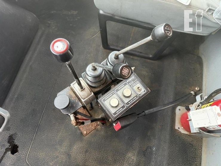 international-workstar-7500-image-14